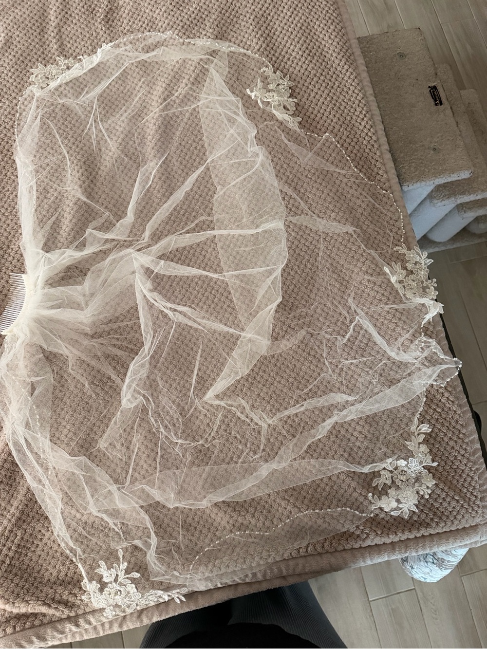 David’s Bridal V539 Pearl Edge Lace Appliqué Wedding Veil Mid Ivory NWT - Picture 5 of 7
